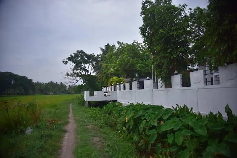 Airport Sanri Villa / Hotel Shiromi Katunayake