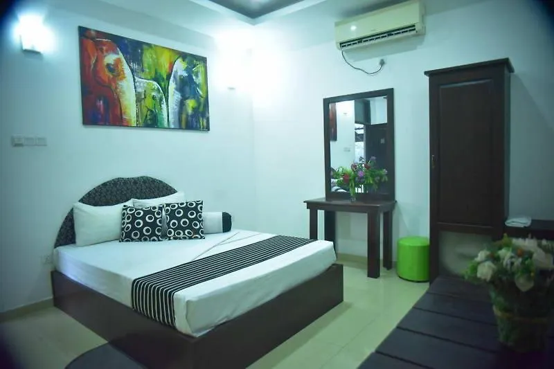 Airport Sanri Villa / Hotel Shiromi Katunayake