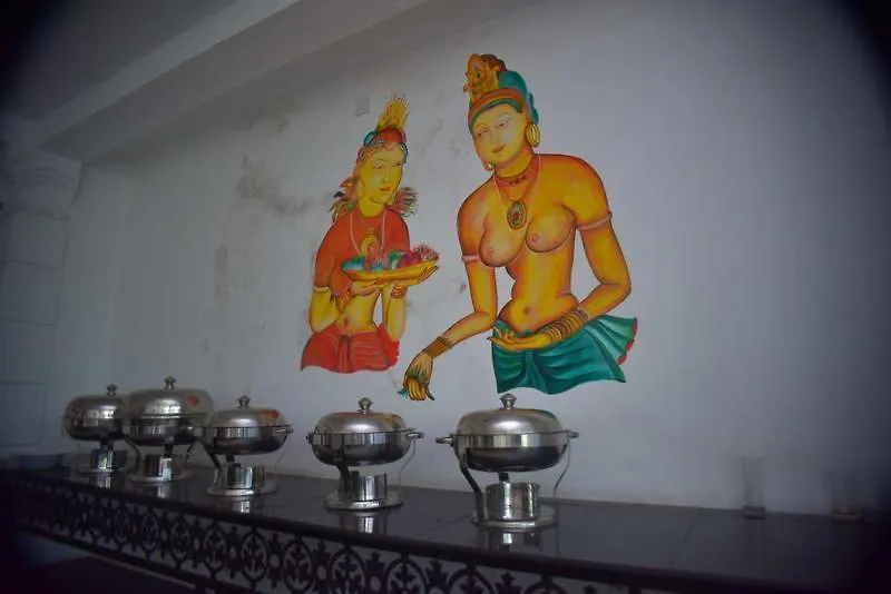 Airport Sanri Villa / Hotel Shiromi Katunayake