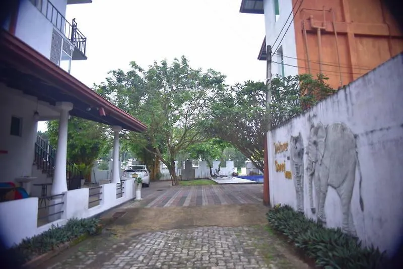 Airport Sanri Villa / Hotel Shiromi Katunayake