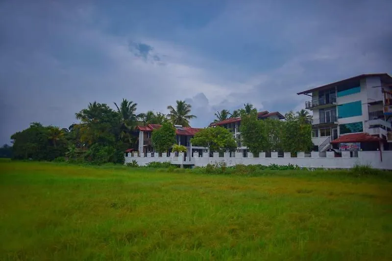 Airport Sanri Villa / Hotel Shiromi Katunayake
